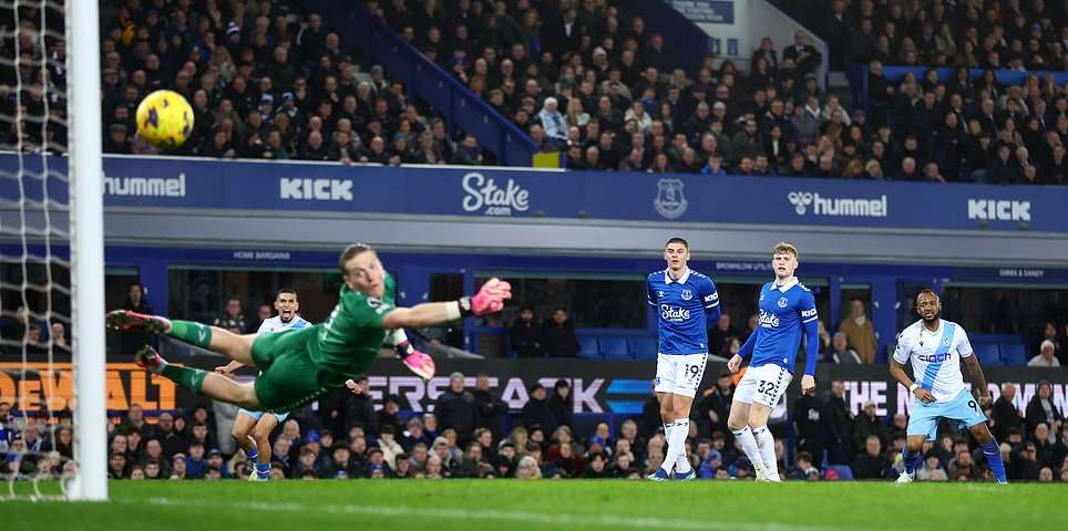 Everton 0-1 Crystal Palace – Premier League LIVE: Latest score, team news and updates from Goodison Park as Jordan Ayew fires visitors in front in relegation six-pointer