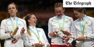 Laura Kenny leaves heartache behind to lead England to Commonwealth team pursuit bronze