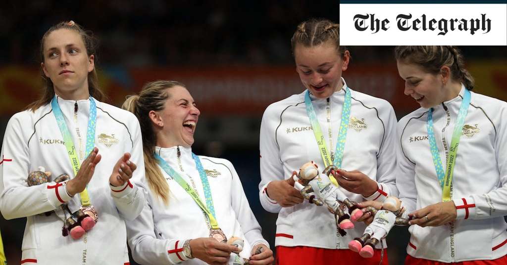 Laura Kenny leaves heartache behind to lead England to Commonwealth team pursuit bronze