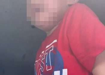 Shocking video shows kids rescued from car in triple digit temps as mom is busted for leaving them in there