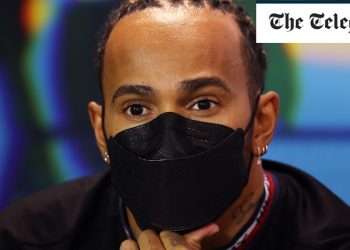 Lewis Hamilton ‘uncomfortable’ as F1 chiefs fail to wear masks at Australian GP briefing