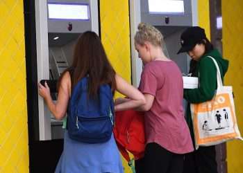 Commonwealth Bank hit by glitch which is seeing customers being charged twice for a single payment