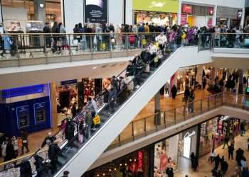 Peak Christmas high street footfall down 5.3% – survey