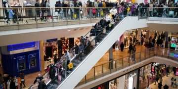 Peak Christmas high street footfall down 5.3% – survey
