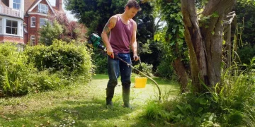 Amazon slash £20 off ‘super’ strimmer in ‘league of its own’ in time for first grass cut of the year