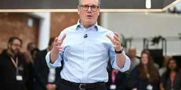 Starmer abolishes NHS England and condemns it as the ‘world’s largest quango’ as he declares war on the ‘flabby, unfocused and over-cautious’ state