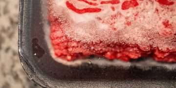 Mum uses two pans to defrost meat quickly in ‘life-saving’ cooking hack