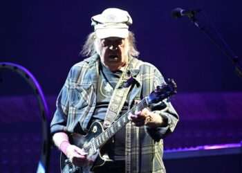 Glastonbury LIVE – Bosses ‘appalled’, Neil Young backlash and Rod Stewart’s return | TV & Radio | Showbiz & TV