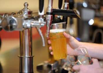 Hospitality firms need support to improve pay and conditions, report finds