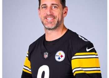NFL fans spot concerning detail in Aaron Rodgers’ Steelers team photo