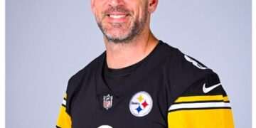 NFL fans spot concerning detail in Aaron Rodgers’ Steelers team photo