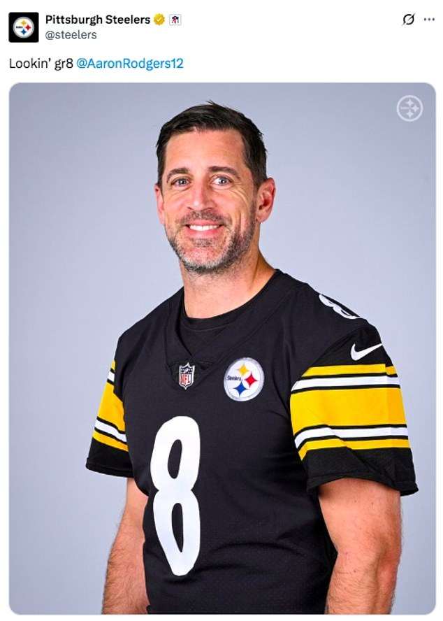 NFL fans spot concerning detail in Aaron Rodgers’ Steelers team photo