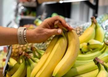 Simple hack using kitchen item will stop bananas from going brown too quickly