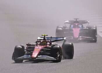 British Grand Prix – Formula One: Live leaderboard and lap-by-lap updates as Oscar Piastri hit with 10-second time penalty in chaotic race at Silverstone