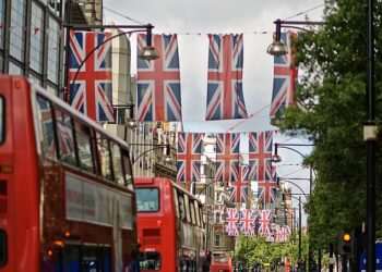 Hawaiian shirts, fanny packs and awful mispronunciations. Americans are driving Brits mad with outrageous social faux pas… have YOU done these?