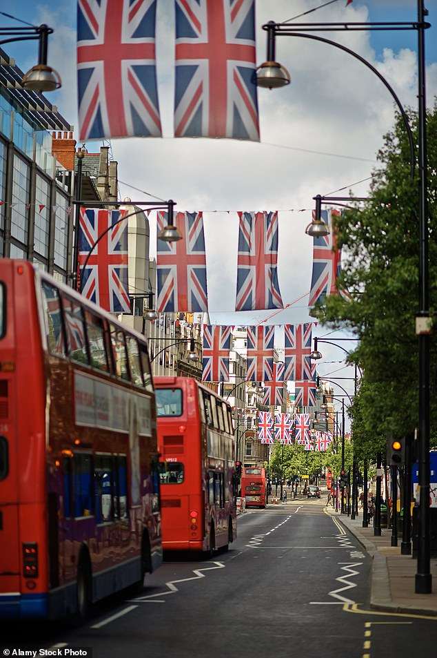 Hawaiian shirts, fanny packs and awful mispronunciations. Americans are driving Brits mad with outrageous social faux pas… have YOU done these?