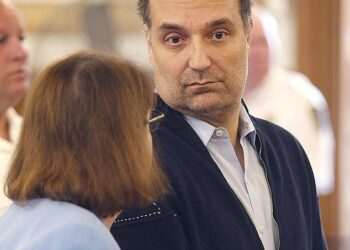 Art swindler on trial for his gorgeous wife’s murder sensationally changes two of his pleas