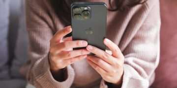 Apple issues warning to all 1.8bn iPhone users over ‘extremely sophisticated attack’