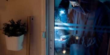 Three mistakes people make that let crooks know they’re away for Christmas