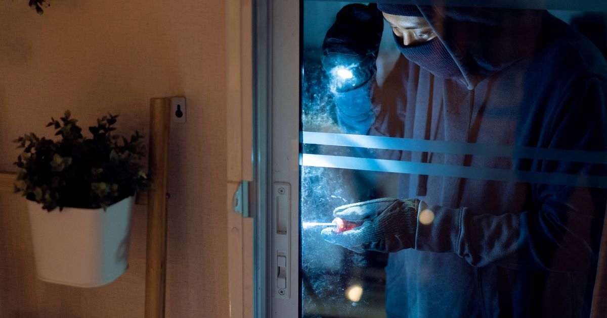 Three mistakes people make that let crooks know they’re away for Christmas