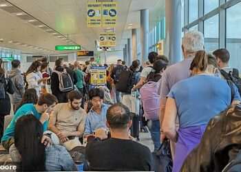 Are you guilty of being ‘gate lice’? Plane passengers demand more airlines ‘crack down’ on pesky travel trend