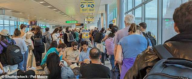 Are you guilty of being ‘gate lice’? Plane passengers demand more airlines ‘crack down’ on pesky travel trend