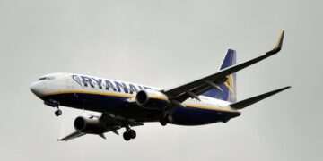 Ryanair hikes full-year fare and passenger outlook