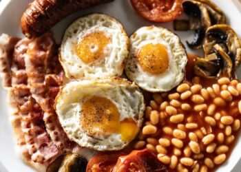 American makes full English breakfast but Brits spot 1 major problem