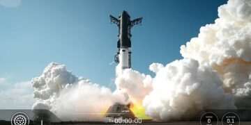 Extraordinary fireball during tense final maneuvers of SpaceX Starship that is set to carry men to moon