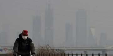 Just ONE hour of exposure to common air pollutants is enough to alter brain and lung function, study suggests