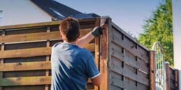 ‘Simple way’ to find out which neighbour is responsible for garden fence repairs