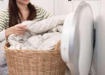 The quick and easy trick that freshens pillows and duvets without washing