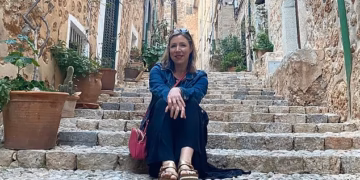 I spent thousands trying to keep up with my rich friends and their very expensive luxury holidays. This is how the ‘wealth gap’ can impact friendships and lives – and what YOU should do if you’re in the same trap