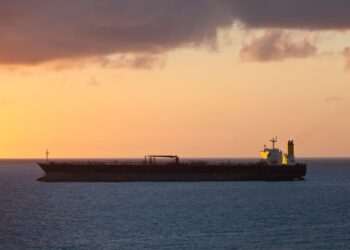Oil prices surpass 90 dollars a barrel after fresh attacks in US-Iran war