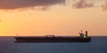 Oil prices surpass 90 dollars a barrel after fresh attacks in US-Iran war